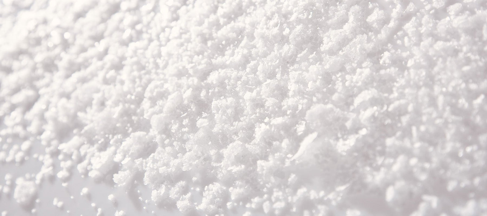 Naturbelassenes Meersalz und Kräutersalze