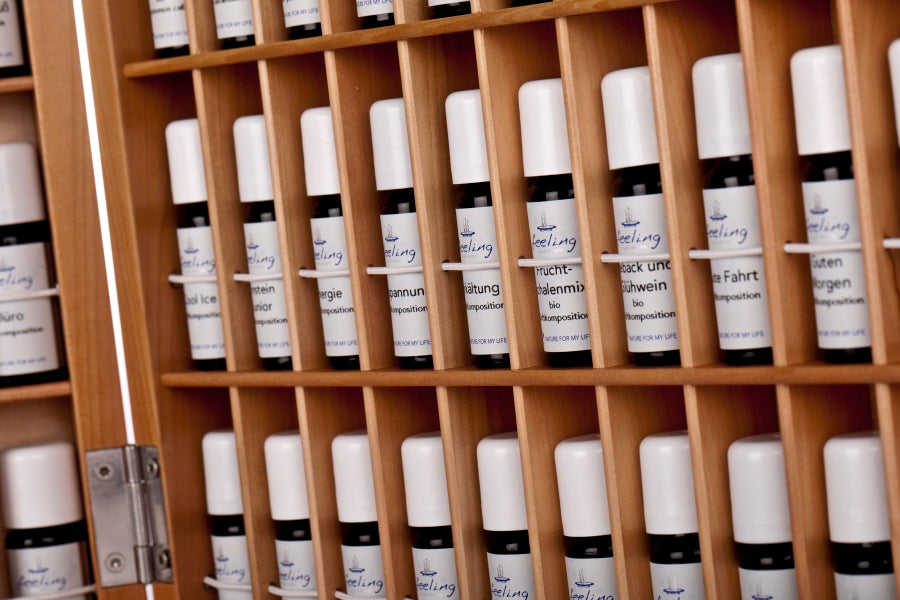 Holzkoffer Profiset gefüllt mit 96 ätherischen Ölen